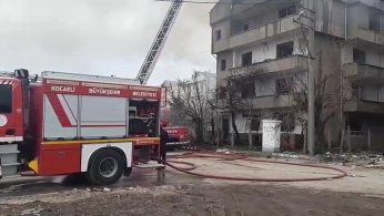 Yıkımı süren binanın çatı katında yangın