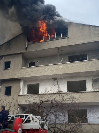 Yıkımı süren binanın çatı katında yangın