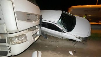 Bariyerlerde sürüklenen araç tıra çarptı: 4 yaralı