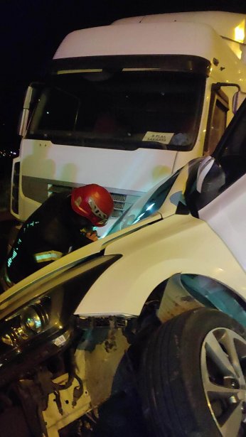 Bariyerlerde sürüklenen araç tıra çarptı: 4 yaralı