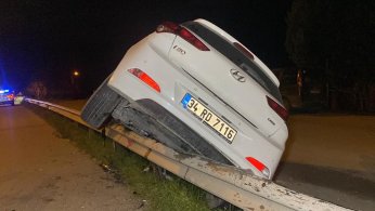 Bariyerlerde sürüklenen araç tıra çarptı: 4 yaralı