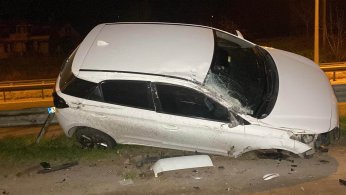 Bariyerlerde sürüklenen araç tıra çarptı: 4 yaralı