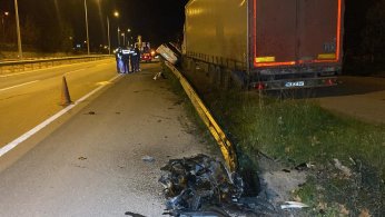 Bariyerlerde sürüklenen araç tıra çarptı: 4 yaralı