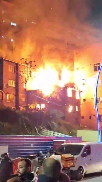 Ahşap metruk bina küle döndü