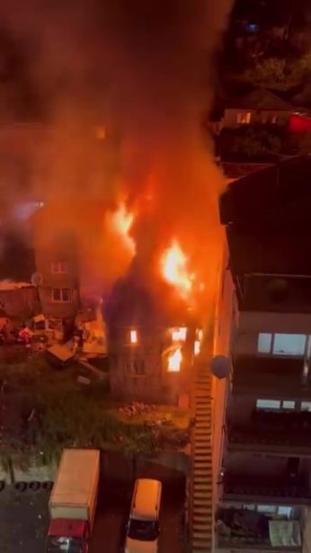 Ahşap metruk bina küle döndü