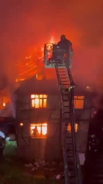 Ahşap metruk bina küle döndü