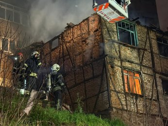 Ahşap metruk bina küle döndü