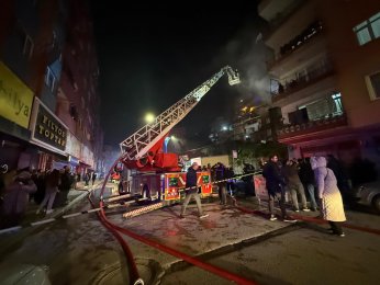 Ahşap metruk bina küle döndü