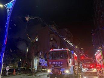 Ahşap metruk bina küle döndü