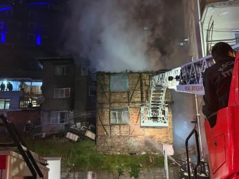 Ahşap metruk bina küle döndü