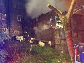 Ahşap metruk bina küle döndü