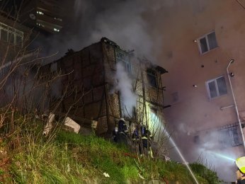 Ahşap metruk bina küle döndü