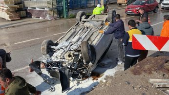 Otomobil yan yola düştü: 2 yaralı