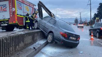Otomobil bariyerlere saplandı: 1 yaralı