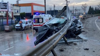 Otomobil bariyerlere saplandı: 1 yaralı