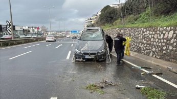 Devrilen otomobilin sürücüsü yaralandı