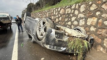 Devrilen otomobilin sürücüsü yaralandı