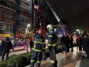 7 katlı binanın çatısında korkutan yangın