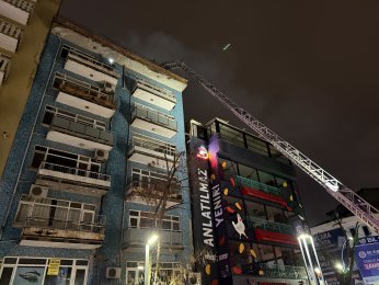 7 katlı binanın çatısında korkutan yangın