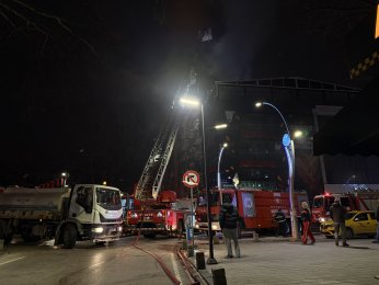7 katlı binanın çatısında korkutan yangın