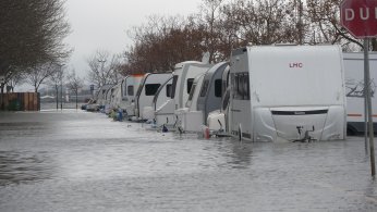 Otoparktaki araçlar su içinde kaldı