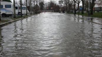 Otoparktaki araçlar su içinde kaldı