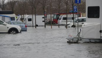 Otoparktaki araçlar su içinde kaldı