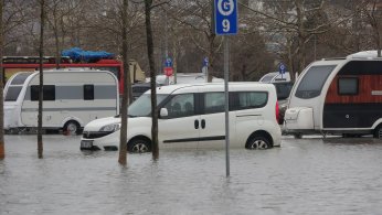 Otoparktaki araçlar su içinde kaldı