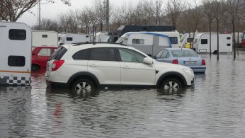 Otoparktaki araçlar su içinde kaldı