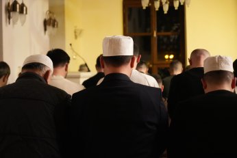 700 yıllık camide ilk teravih namazı kılındı