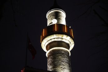 700 yıllık camide ilk teravih namazı kılındı