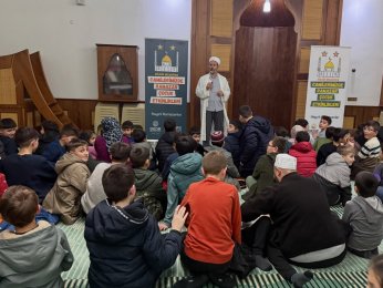 Gölcüklü çocuklar camilerde buluşuyor