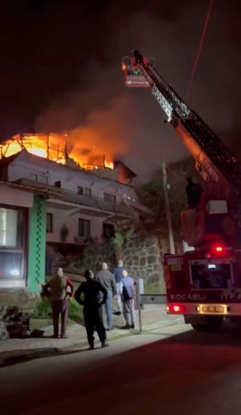 2 katlı evin çatısı alev alev yandı