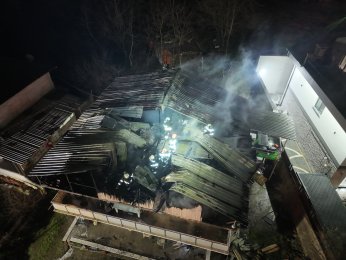 2 katlı evin çatısı alev alev yandı