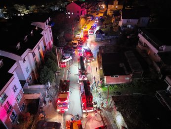 2 katlı evin çatısı alev alev yandı