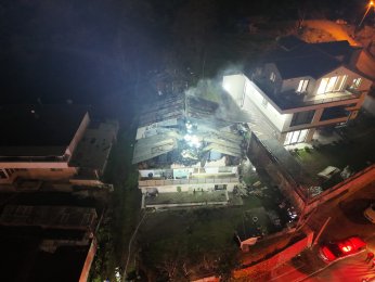 2 katlı evin çatısı alev alev yandı