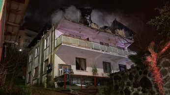 2 katlı evin çatısı alev alev yandı