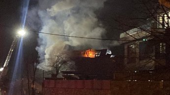 2 katlı evin çatısı alev alev yandı