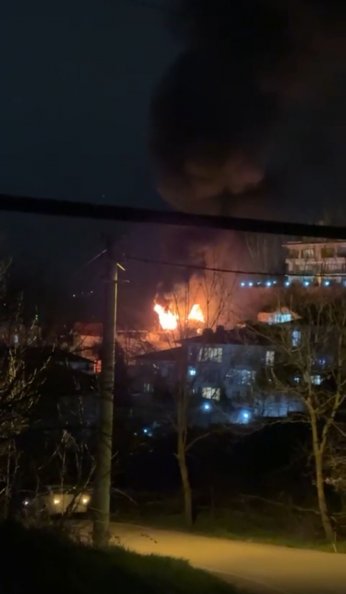 2 katlı evin çatısı alev alev yandı