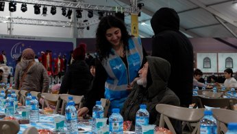 Gençler, pide üretip iftar çadırında dağıttı