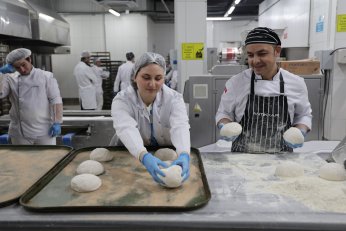 Gençler, pide üretip iftar çadırında dağıttı