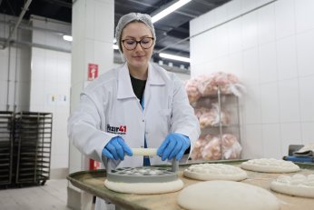 Gençler, pide üretip iftar çadırında dağıttı