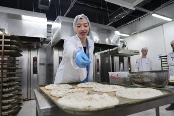 Gençler, pide üretip iftar çadırında dağıttı