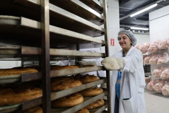 Gençler, pide üretip iftar çadırında dağıttı