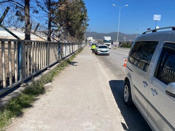 İki tırın arasında feci ölüm