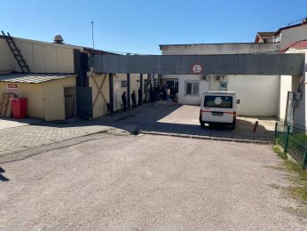 İki tırın arasında feci ölüm