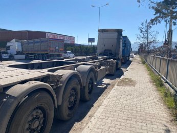 İki tırın arasında feci ölüm