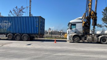 İki tırın arasında feci ölüm