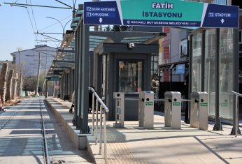 6 yeni tramvay durağına tabela