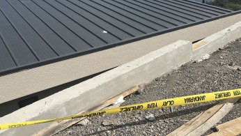 4 metre yükseklikten beton zemine düştü